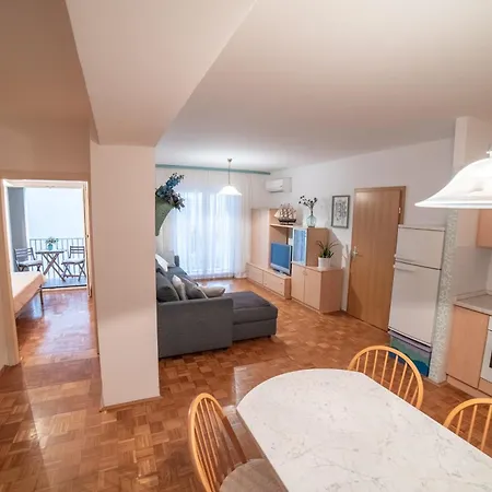 Spacious Balcony Apartament